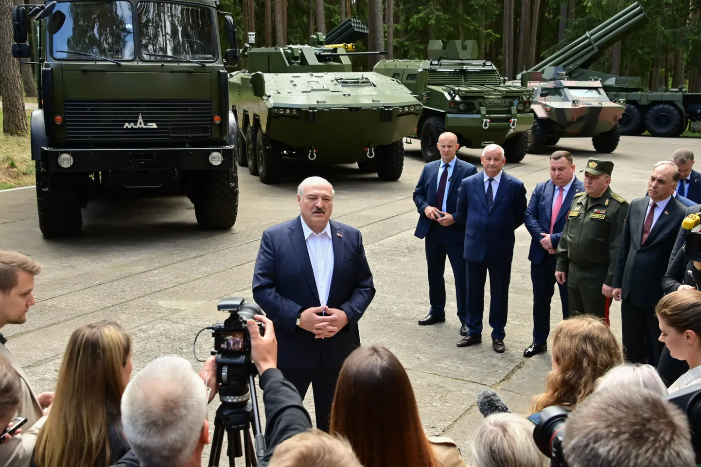Глава белорусского государства Александр Лукашенко посещает военный комплекс под Минском.