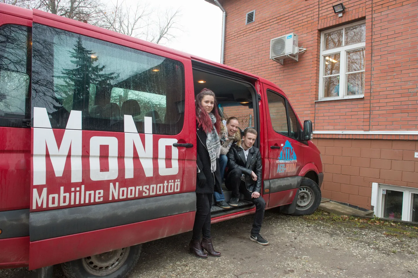 Tähe tänava alguses paikneva MTÜ Noored Toredate Mõtetega noorsootöötajad Liia Kass (vasakul) ja Kirsika Mühlberg koos 17-aastase Oliveriga, kes võttis abi saamiseks  tugila töötajatega ise ühendust.