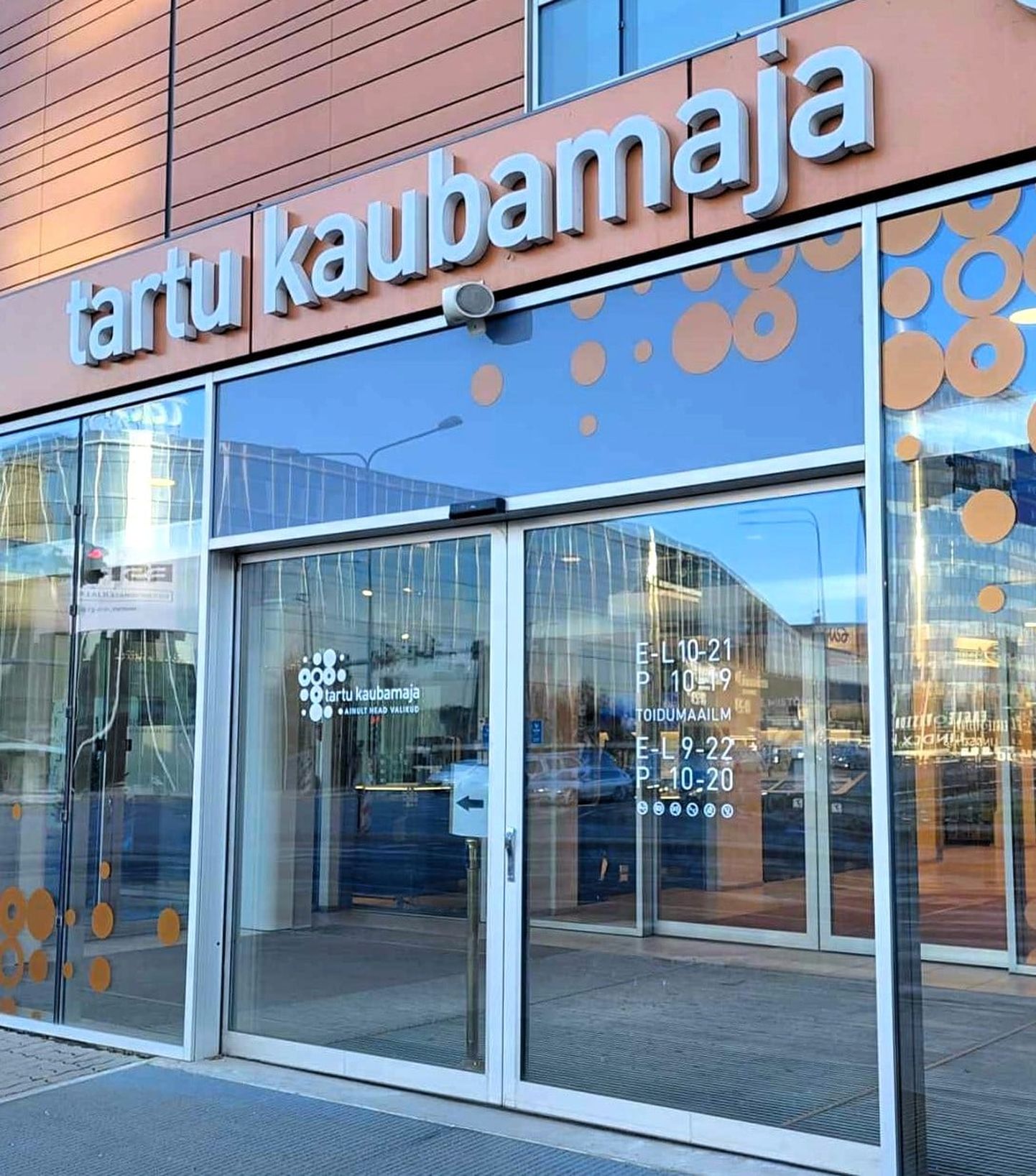 fotod-tartlane-k-sib-miks-kirjutab-tartu-kaubamaja-linna-nime-v-ikese