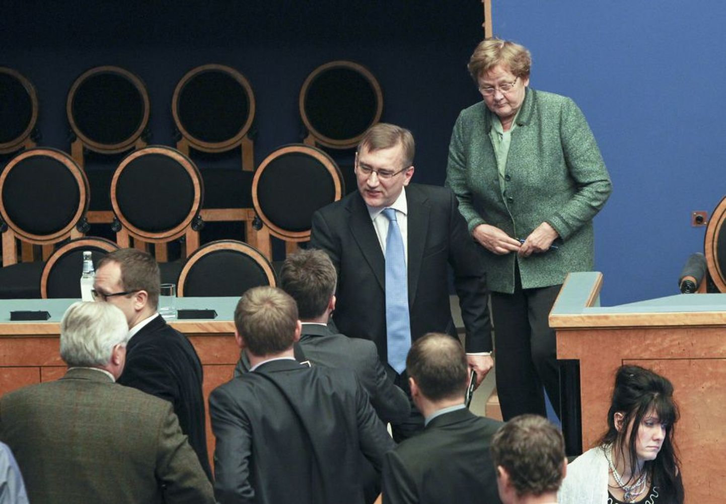 Umbusaldushääletuse läbikukkumise järel sai Juhan Parts riigikogu saalis koalitsioonikaaslastelt ridamisi toetavaid käepigistusi.