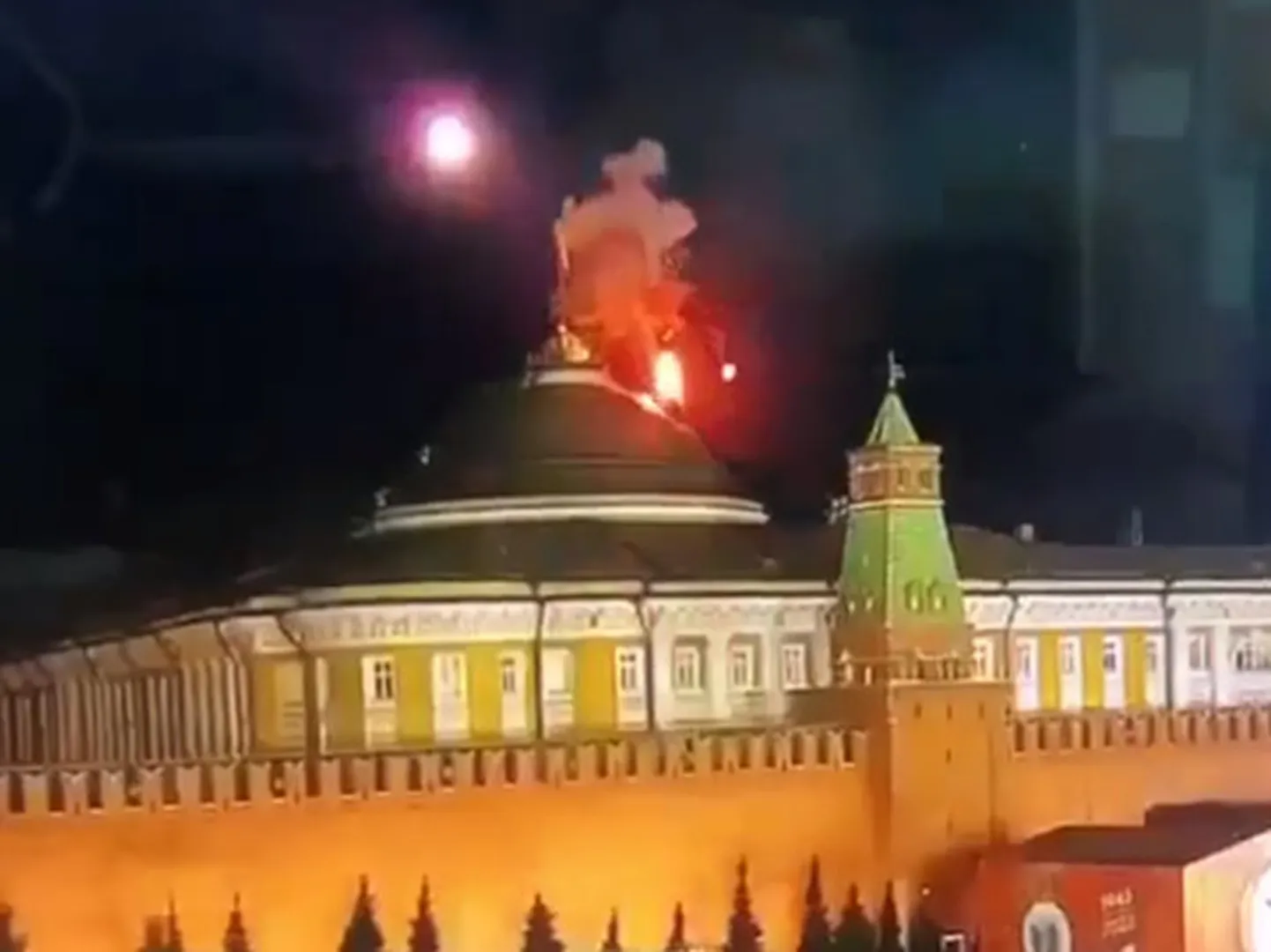 Взрыв над Сенатским дворцом Московского Кремля.