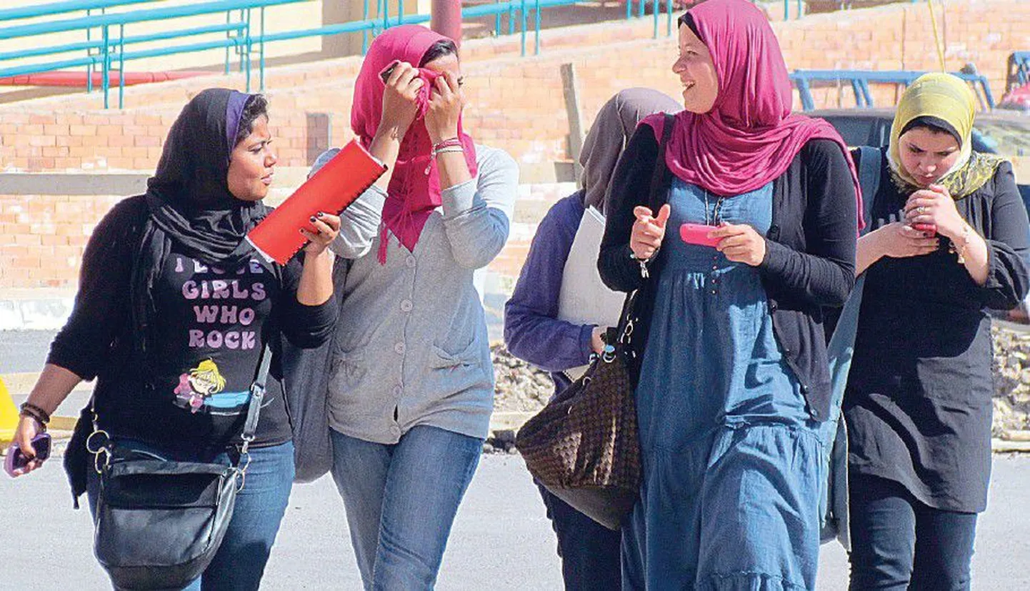Студентки частного университета Фарос в Александрии после лекций возвращаются домой.