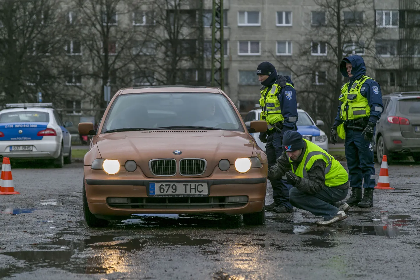 Politsei kontrollis koos rehviliiduga seda, kas autodel on talverehvid all.