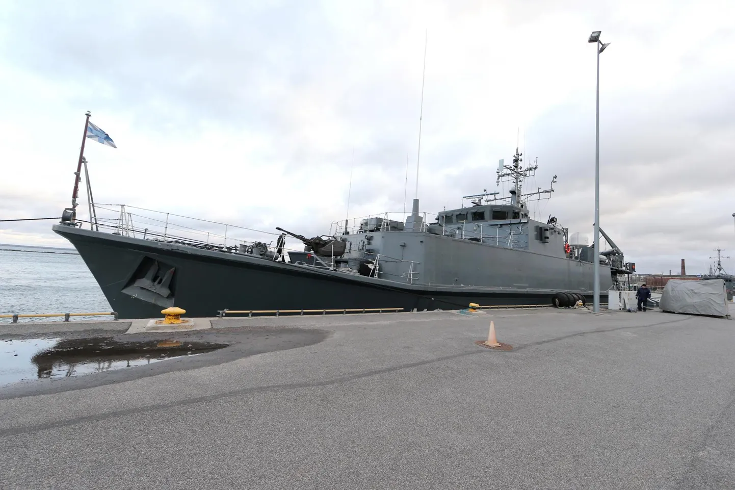 Eesti mereväe lipulaev Admiral Cowan. Mereväe nelja suure laeva – miinijahtijate Admiral Cowan, Sakala ja Ugandi ning staabi- ja toetuslaeva Wambola – kõrval lähevad tulevase ühislaevastiku koosseisu praegused PPA neli suurt laeva Kindral Kurvits, Pikker, Raju ja Valve.