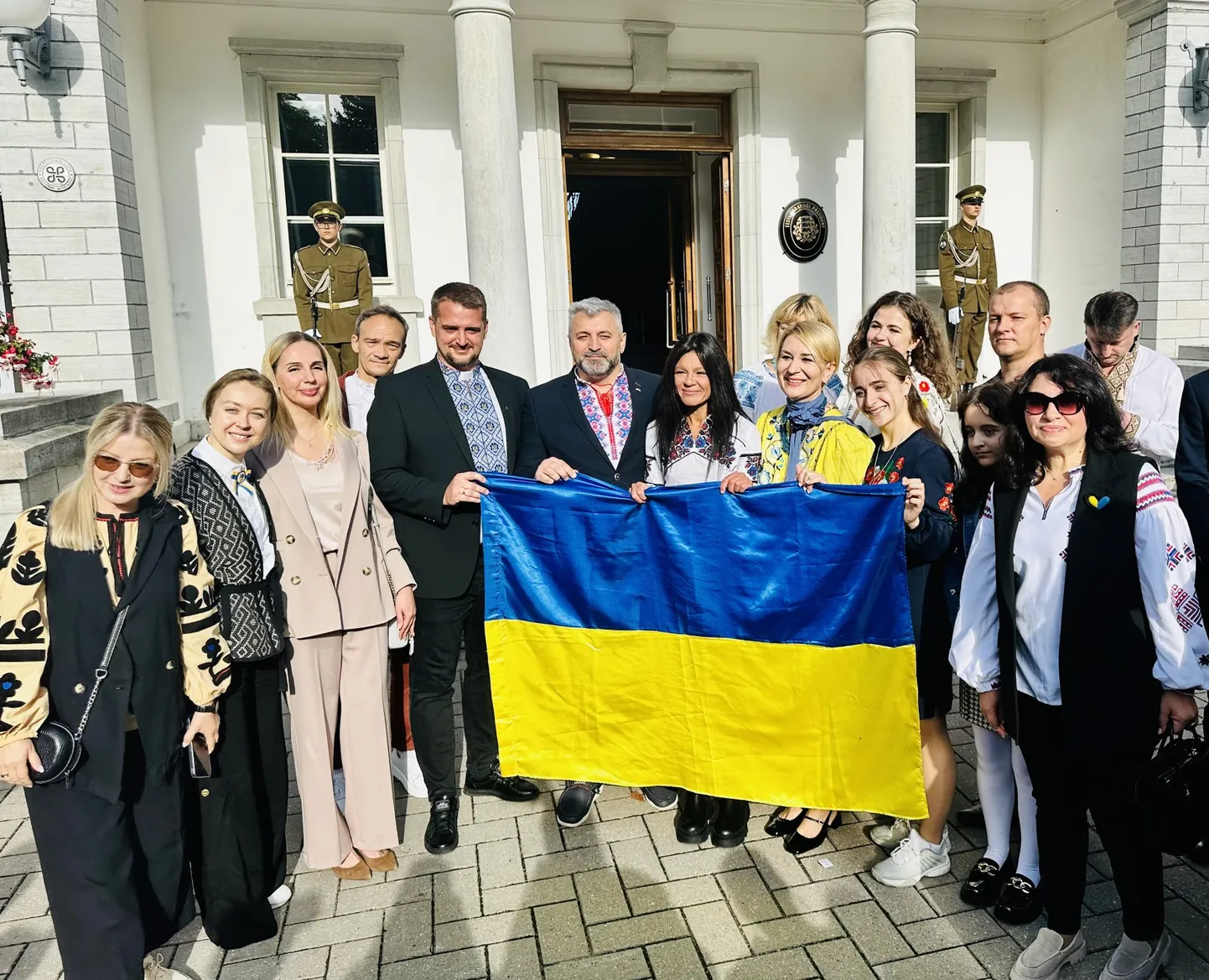 День незавиcимости Украины. Украинцы с флагом Украины у президентской резиденции в Кадриорге. 24 августа 2023 года.