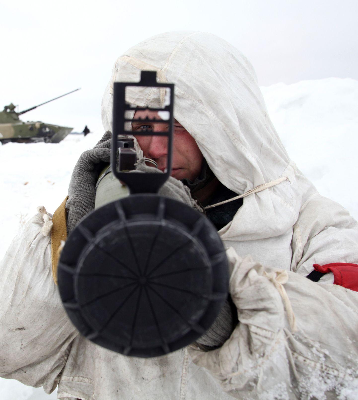 Vene sõjaväelane talvisel õppusel