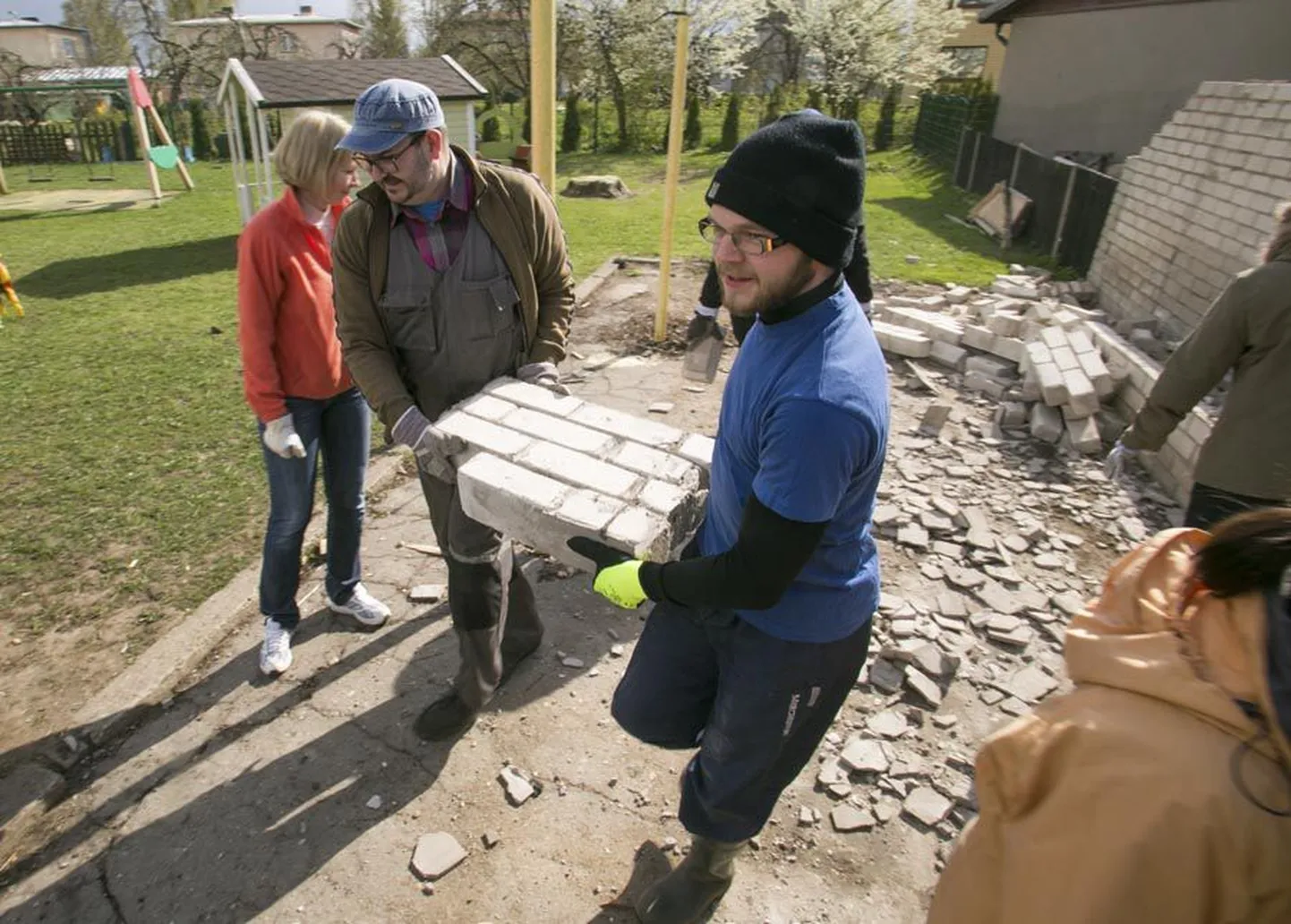Viljandi linnavalitsus lõi eile õhtul kaasa Krõlli lasteaia vanade mängupaviljonide lammutamises. Meeskonnatöö toimis ja vanad silikaatkivid jõudsid inimketti mööda konteinerisse.