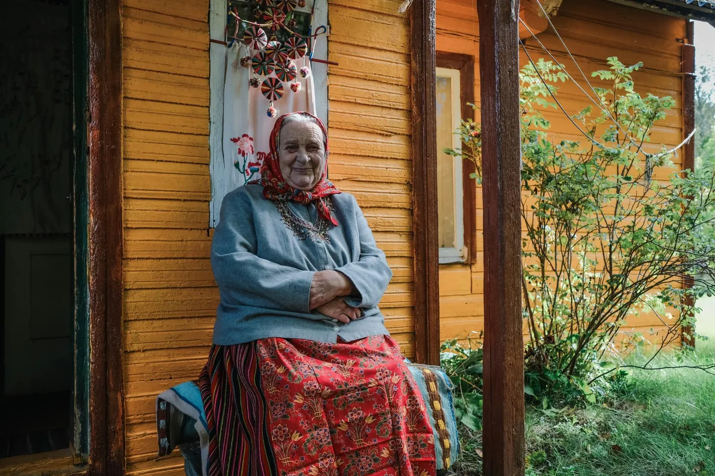 Kihnu käsitöömeister Rosaali Karjam ehk Ärma Roosi on sündinud reedesel päeval, 3. mail 1935 Kihnus. Oma eluteed meenutas ta Mõnu talus kindaid kududes, endal kudrused kaelas ja hõberahad nina ees.