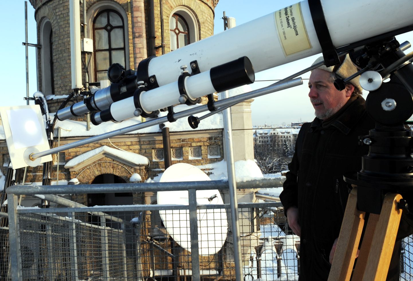 Latvijas Universitātes centrālās ēkas astronomiskais tornis, kur interesenti varēja vērot Saules aptumsumu.