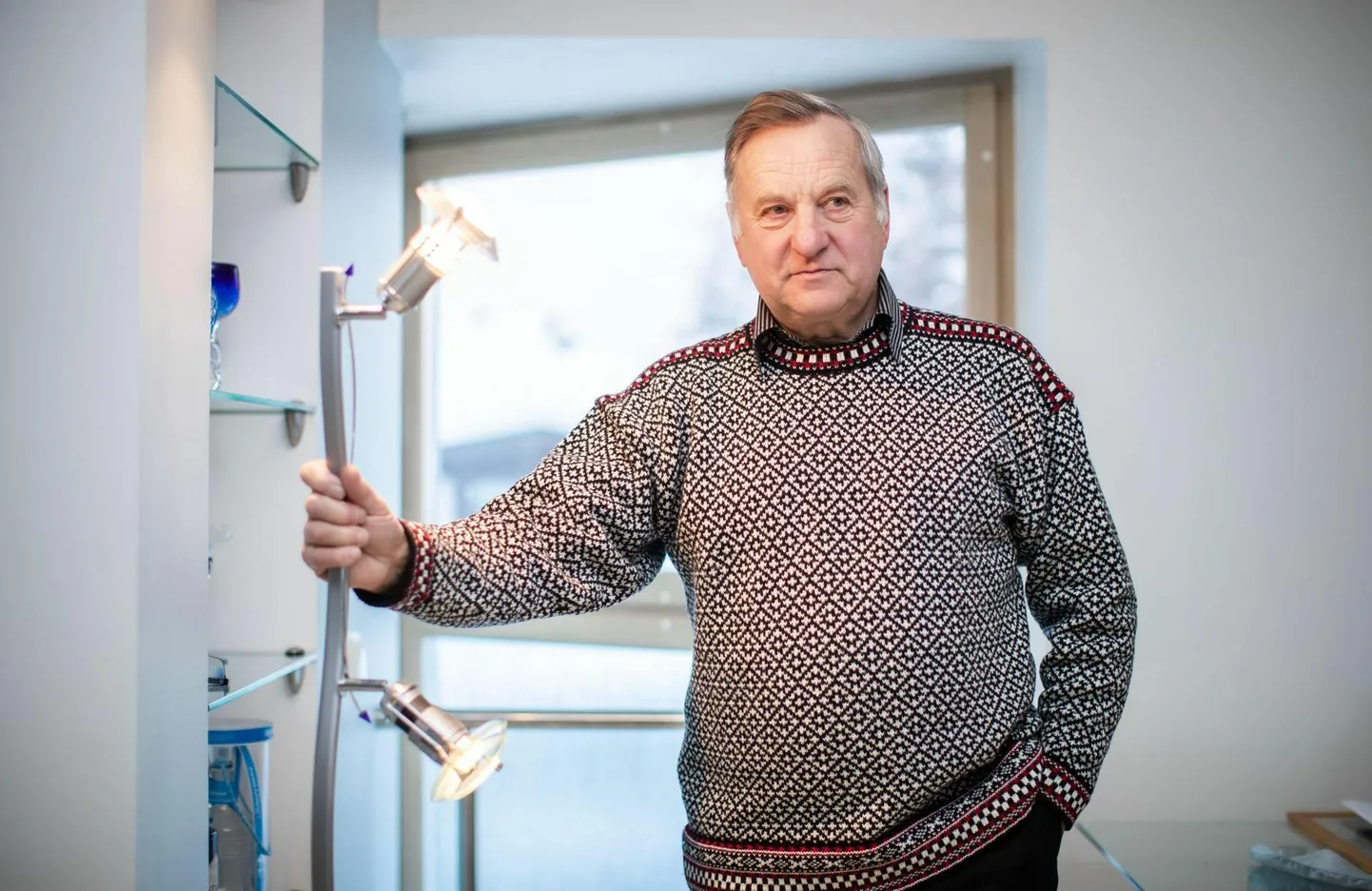 Eesti Teaduste Akadeemia energeetikakomisjoni esimees Arvi Hamburg nimetab plaani lõpetada juba 2030. aastal elektri tootmine põlevkivist rumalaks – nii tõmmatakse kriips peale tootmisvõimsusele, mida saaks alternatiivide tekkimiseni kasutada.