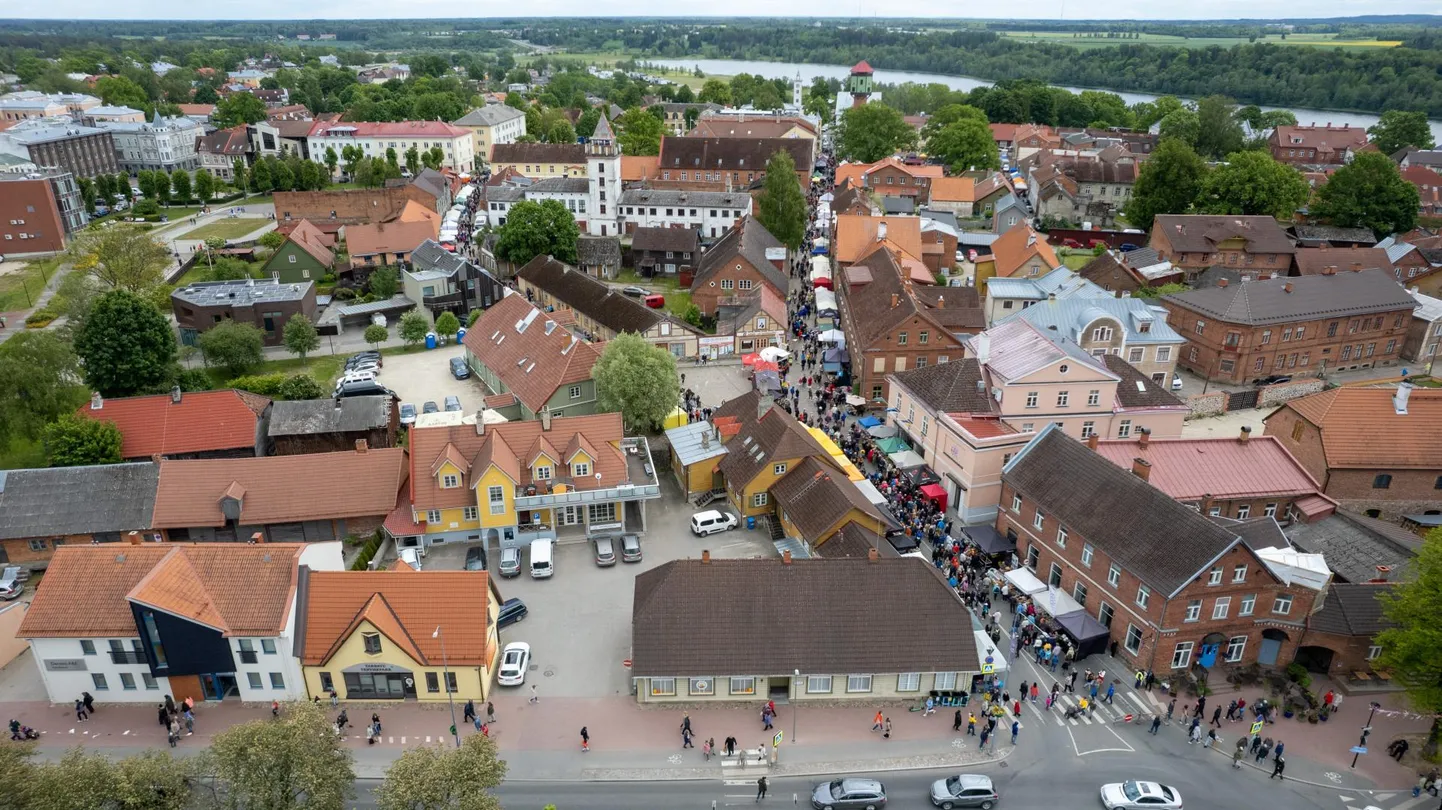 Viljandi hansapäevade üks tõmbenumbreid on hansalaat. Sinna tahab juba teist aastat järjest tulla nii palju müüjaid, et nende ärapaigutamiseks tuleb lisatänav appi võtta.