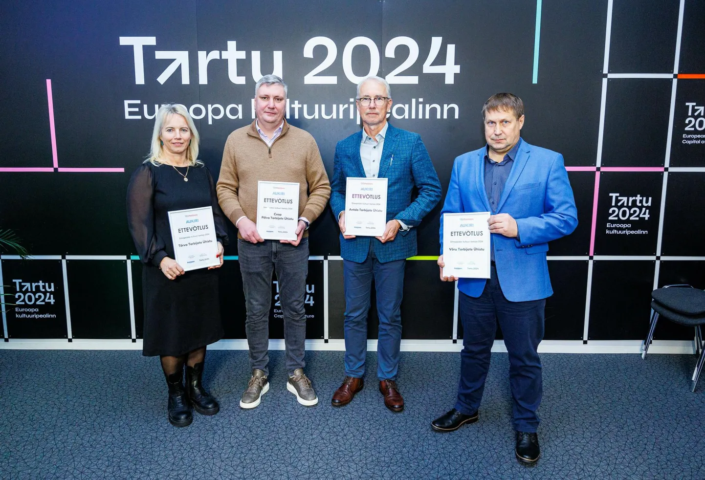 Lõuna-Eesti Postimehe konkursi «Silmapaistev kultuuri toetaja» võitsid tänavu Lõuna-Eesti tarbijate ühistud. Tunnustuse võtsid vastu Tõrva Tarbijate Ühistu juhataja Ilona Osijärv, Coop Põlva Tarbijate Ühistu juhatuse esimees Kristo Anderson, Antsla Tarbijate Ühistu juhataja Roman Provotorov ja Võru Tarbijate Ühistu juhatuse liige Andres Kõiv.