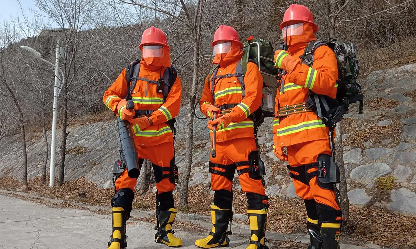 Hiina tuletõrjujad kergete süsinikmaterjalist välis-skelettidega.