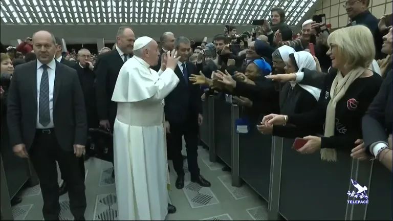Paavst Franciscus viskas Vatikanis avalikul audientsil oma detsembrikuise käelöömisintsidendi üle nalja ja hiljem suudles ta nunna nunna