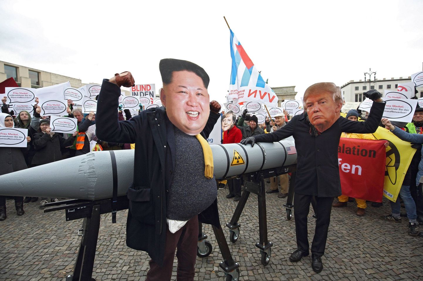 Meeleavaldajad Ühendriikide presidendi DOnald Trumpi ja Põhja-Korea liidri Kim Jong-uni poliitika vastu meelt avaldamas.