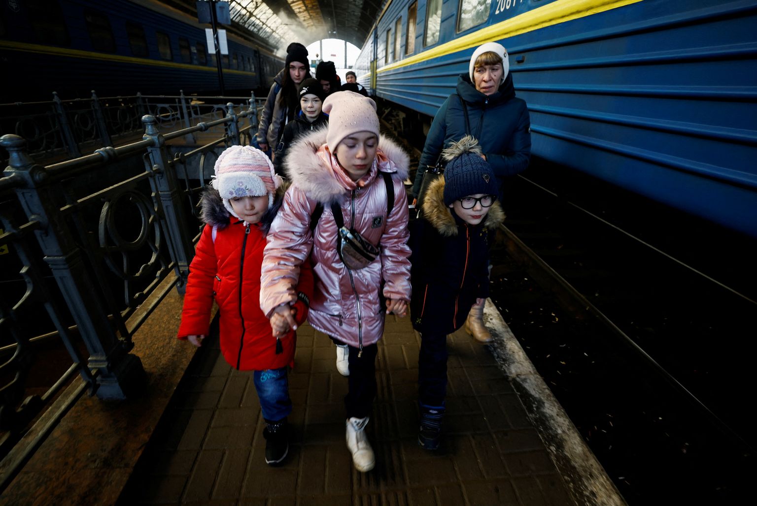Tüdrukud, kes põgenevad Ukrainast Venemaa agresiooni eest. Neiud kõnnivad rongile, mis sõidab Odessast Poolasse.