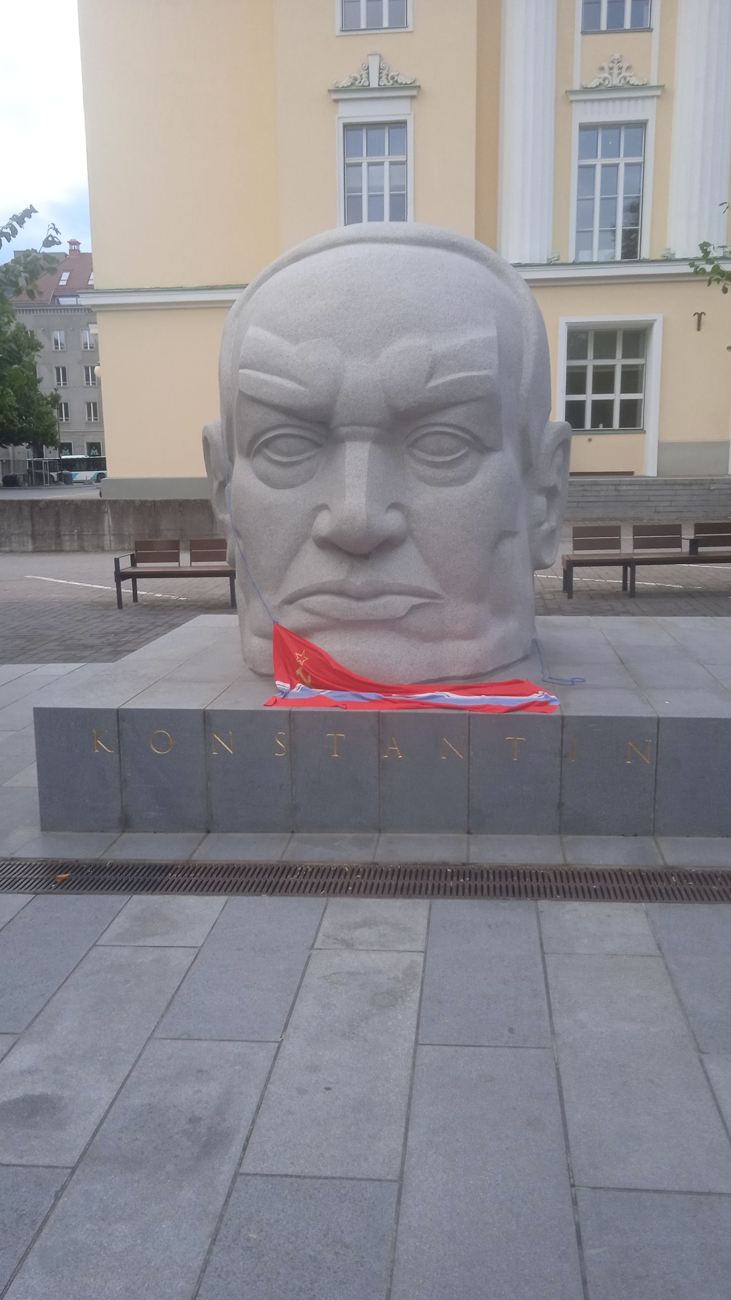 Флаг ЭССР у памятника Пятсу.