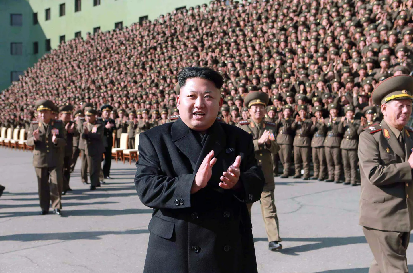 Põhja-Korea liider Kim Jong-un koos sõjaväelastega