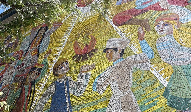 Лагерь "Лучистый" украшен мозаикой с изображением играющих детей - теперь это место преступления