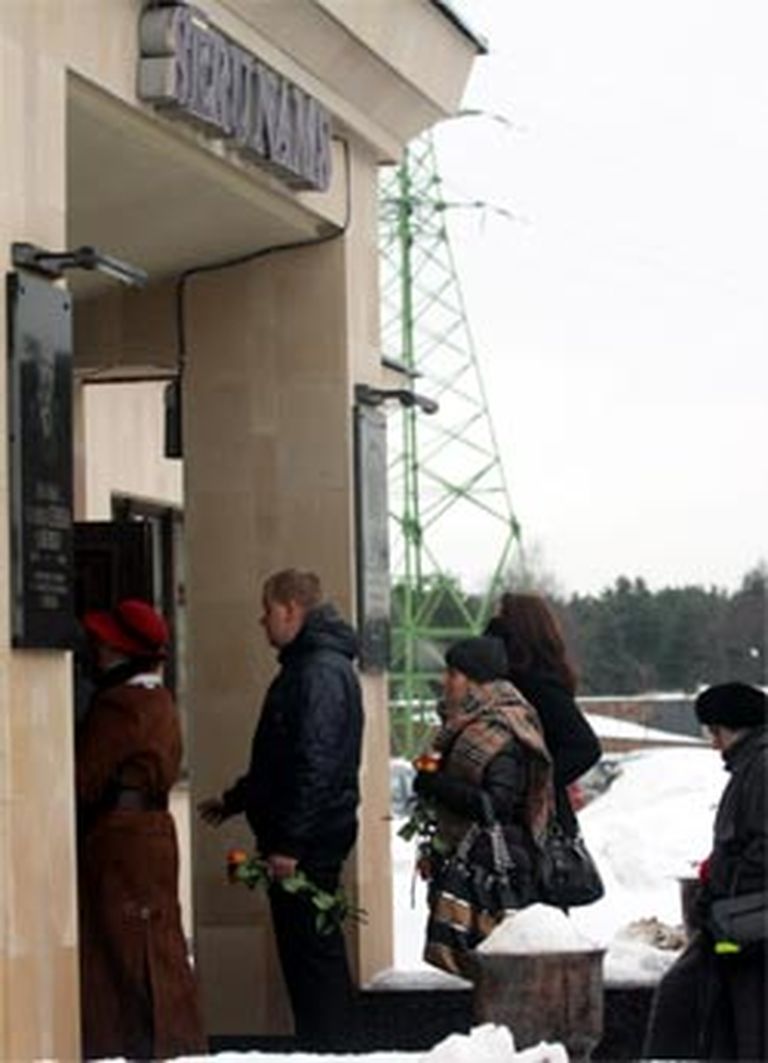 Cilvēki ierodas Sēru namā, lai Rīgas krematorijā pēdējo reizi atvadītos no pāragri mūžībā aizgājušā mūziķa un dzejnieka Mārtiņa Freimaņa 