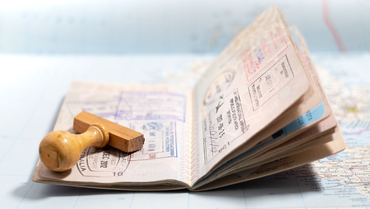 Паспорт с визой. Иллюстративное фото