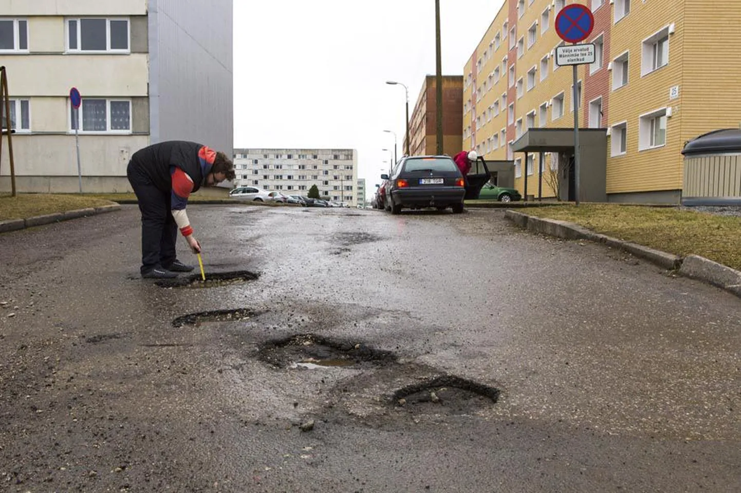 Ohtlikust löökaugust oleks mõistlik tee omanikule teada anda enne, kui mõni auto sellest läbi sõites viga saab. Iseasi, kas sellega enne lappimishooaega midagi ette võetakse. Pildil mõõdab löökaugu sügavust Sakala reporter Sten Mahov.