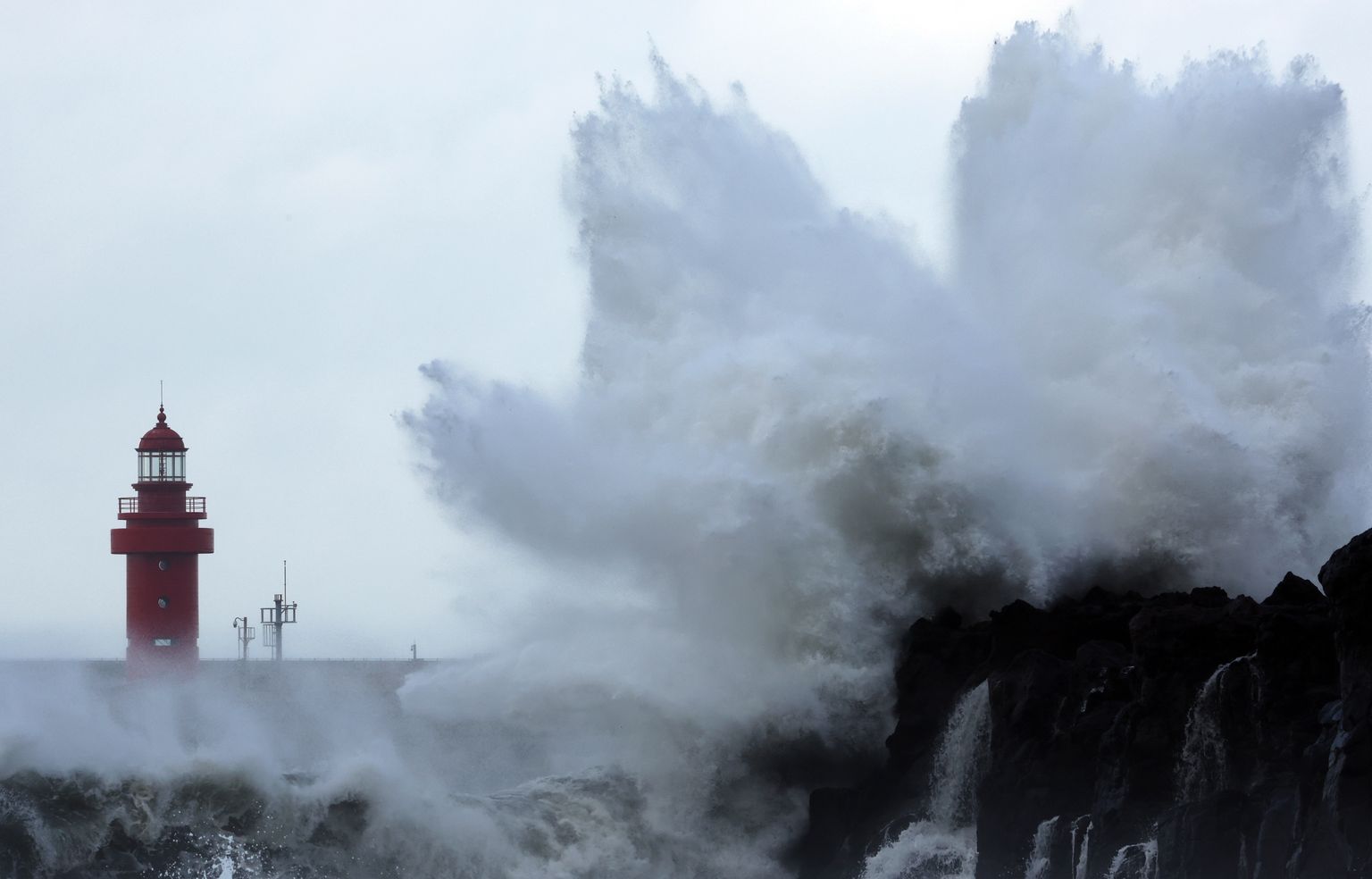 Taifuun Hinnamnor on lähenemas Hiinale ja Korea poolsaarele. Tugev lainetus Lõuna-Korea Jieju saare rannikul.