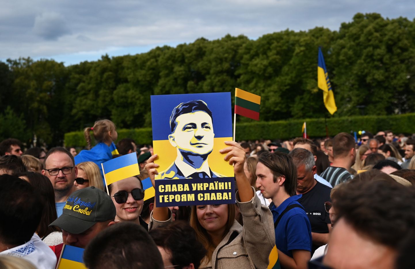 Mees hoiab Ukraina presidendiga plakatit NATO tippkohtumise ajal Vilniuse tänaval