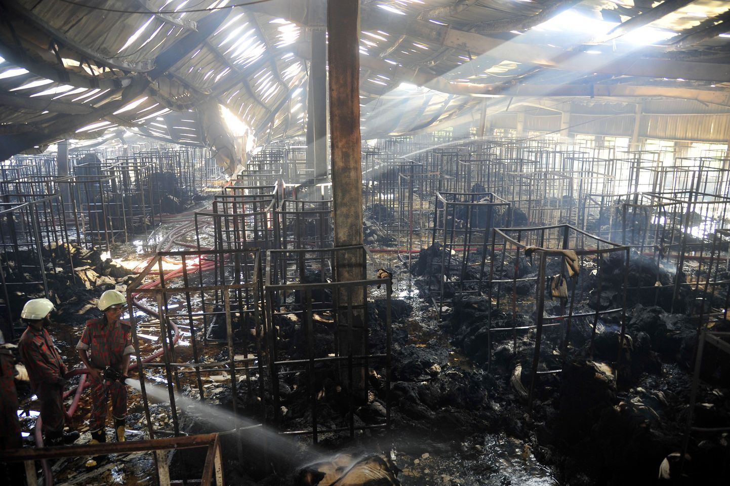 Tuletõrjujad kontrollivad olukorda Bangladeshis Gazipuris asunud tekstiilitööstuses.