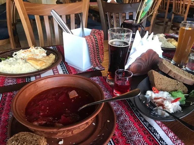 Lvivi kohvikud pakuvad rahvuslikke mustreid ja roogasid, mida Vilniusest ei leia.