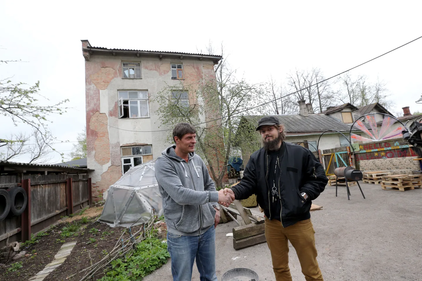 Tõnissoni majade uus omanik Rait Kuusik (vasakul) on jõudnud skvotterite esindaja Olev Rootsiga kokkuleppele, et noored lahkuvad majast maikuu lõpuks.