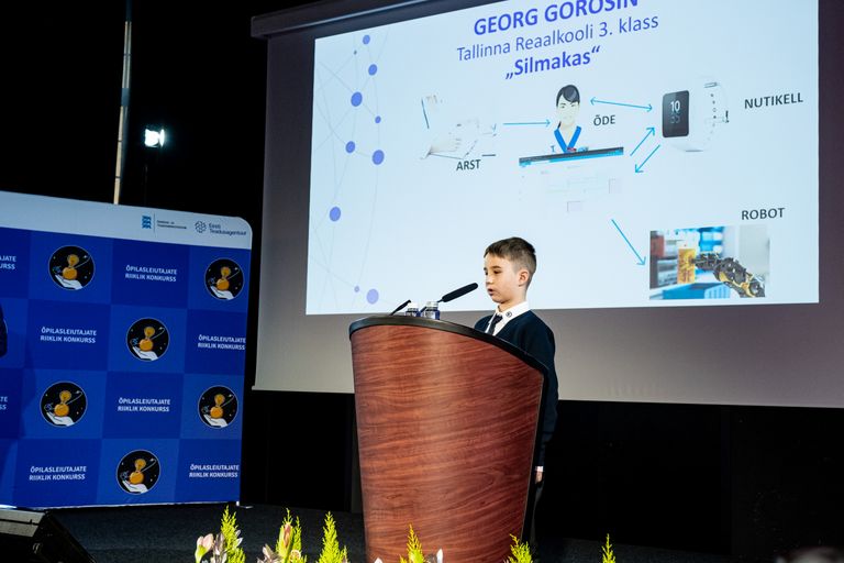 Georg Gorošin tutvustab oma hübriidtehnoloogilist tervisevalvurit «Silmakas».