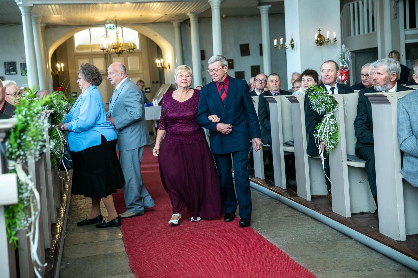 Täna tunnustati Rakvere Kolmainu kirikus auväärses eas kuldpulmapaare.