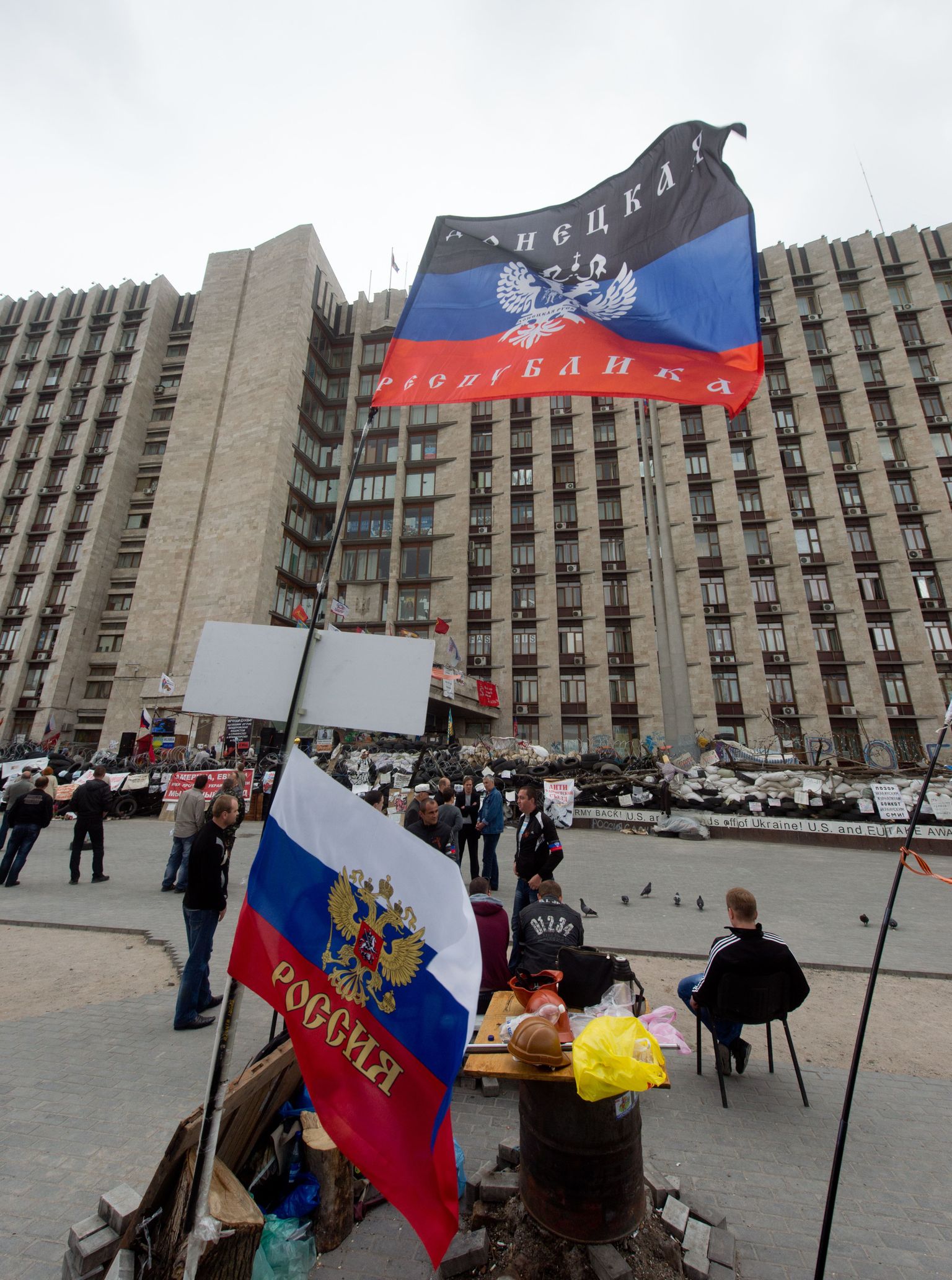 Inimesed separatistide Donetski oblastivalitsuses asuva peakorteri ees.