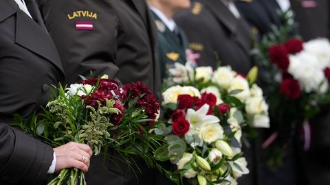 FOTO ⟩ Valsts augstākās amatpersonas pie Okupācijas muzeja piemin komunistiskā genocīda upurus