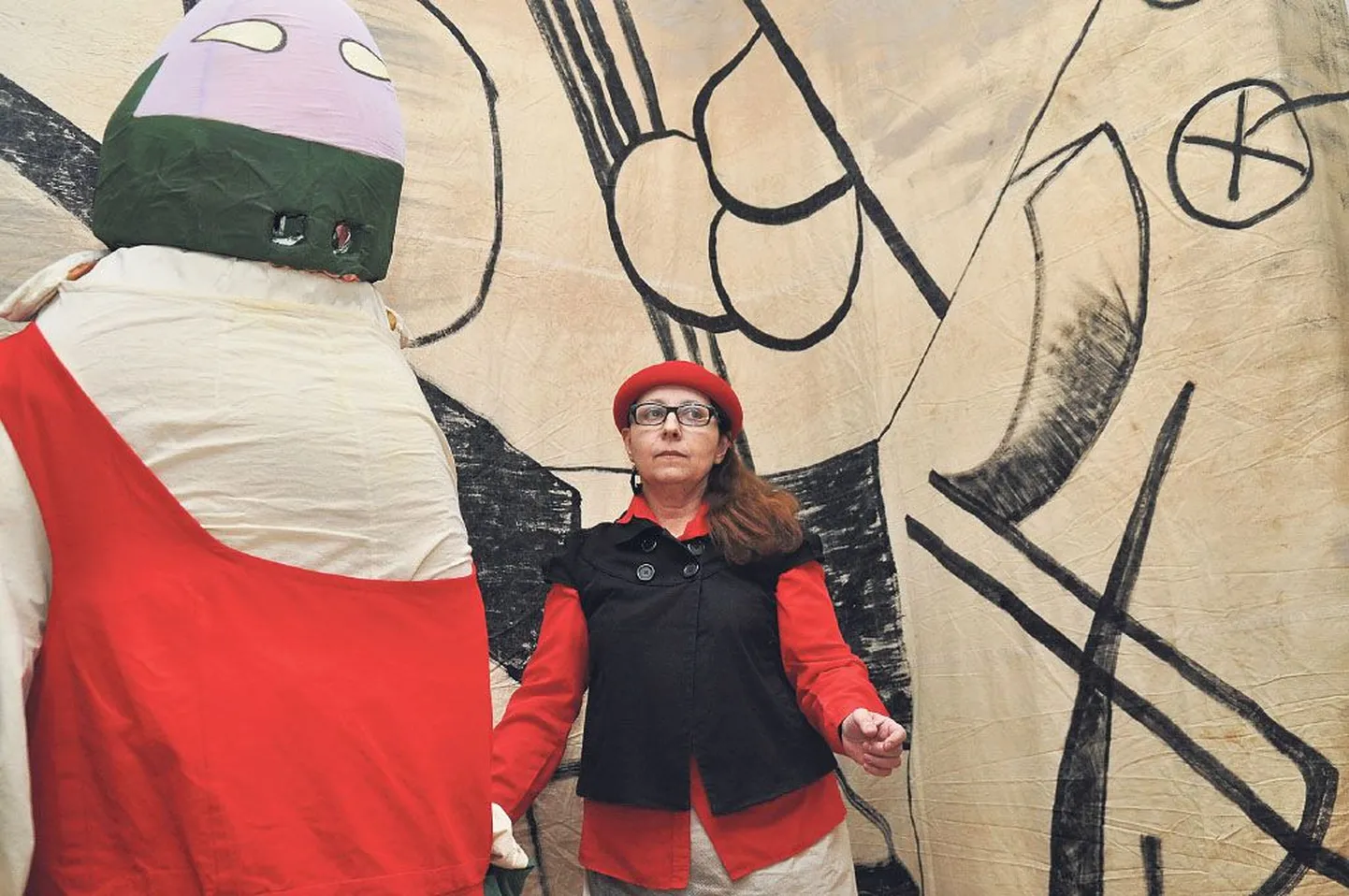 Galina Gubanova tõi Venemaalt Pärnusse futurismile pühendatud festivalile sada aastat tagasi kuulsa kunstniku Kazimir Malevitši poolt futuristlikule ooperile “Võit Päikese üle” loodud eskiiside järgi tehtud dekoratsioonid.