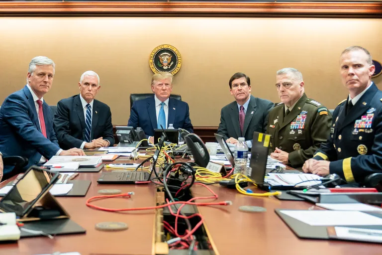 USA president Donald Trump jälgimas koos asepresident Mike Pence’i (temast vasakul) ja rahvusliku julgeoleku nõuniku Robert O’Brieniga ning kaitseministri Mark Esperi (temast paremal) ja staabiülemate ühendkomitee esimehe Mark Milleyga Valges Majas ISISe liidri Abu Bakr al-Baghdadi tapmiseks korraldatud operatsiooni.