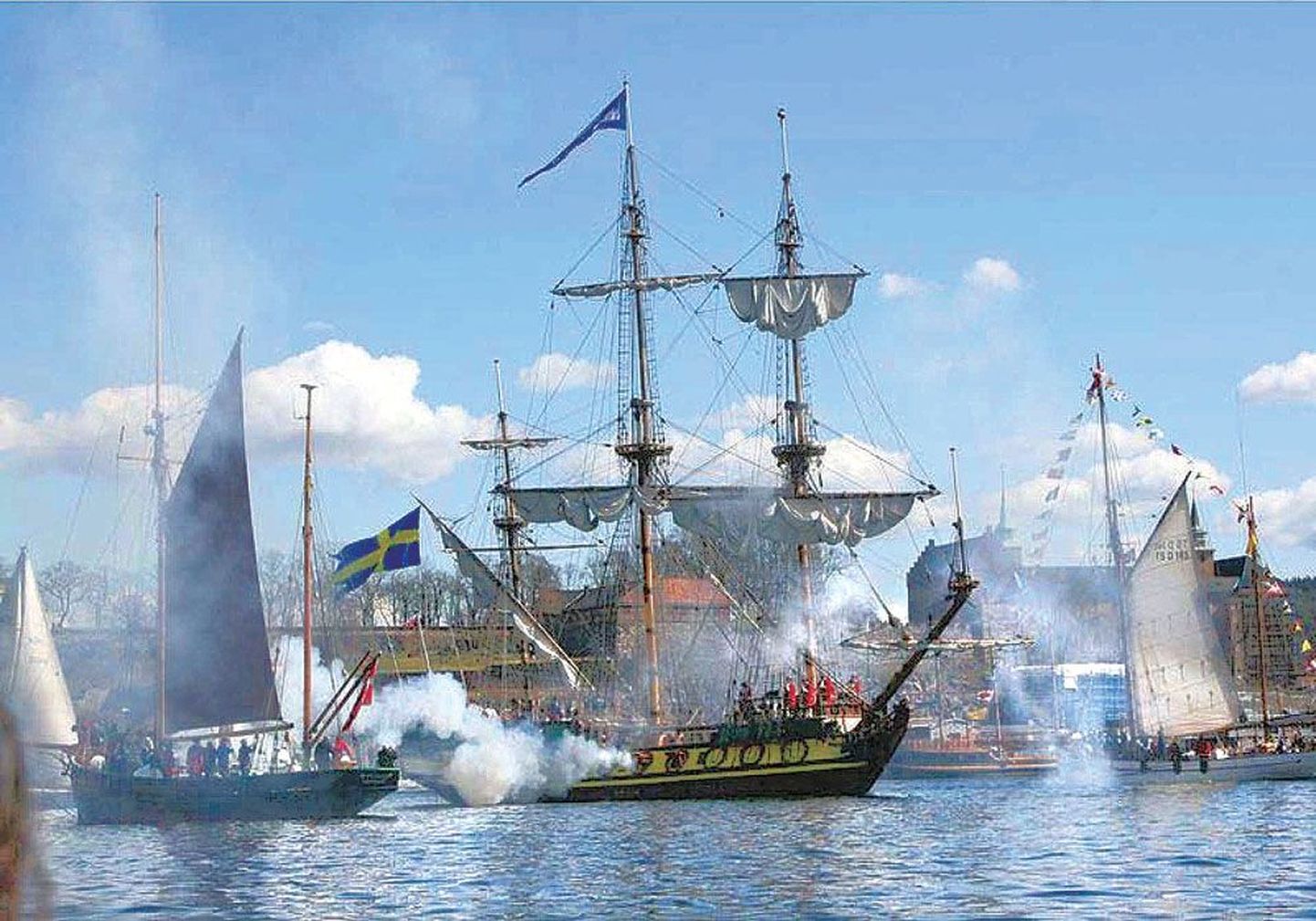 Копия боевого корабля времен Петра I «Штандарт» в представлениях морских сражений принимала участие и раньше.