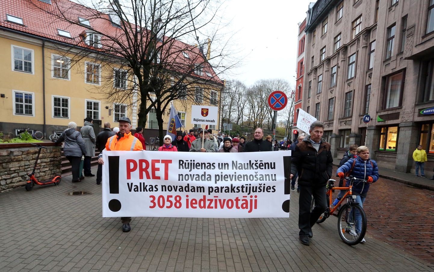 Mazsalacas, Rūjienas un Naukšēnu novada pašvaldību pārstāvji dodas protesta gājienā no Pulvertorņa uz Saeimas namu.