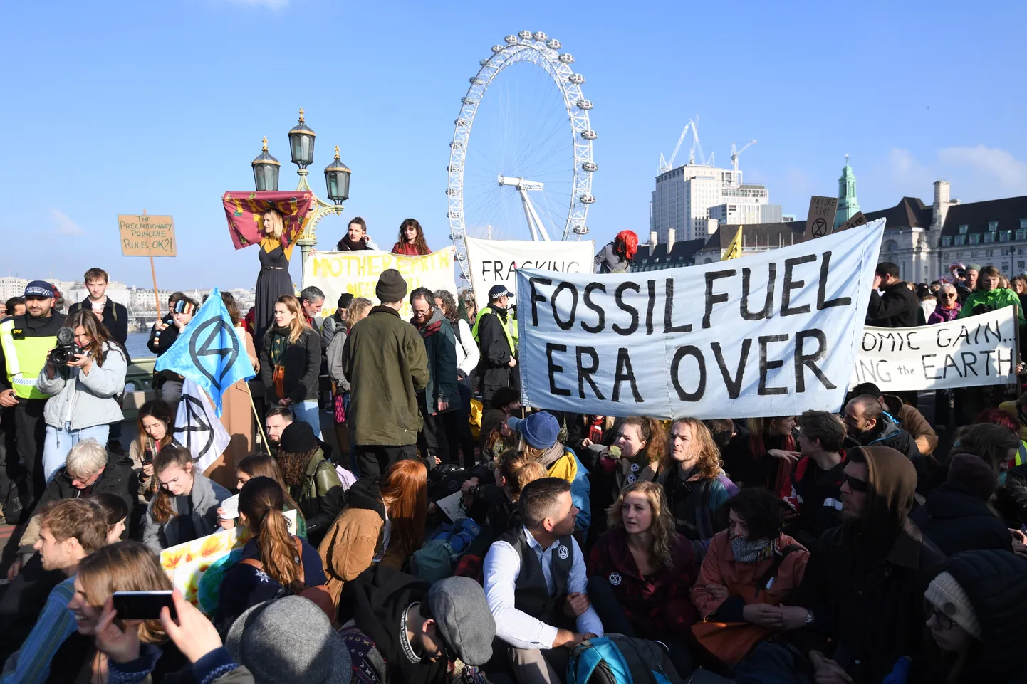 Protestējot pret klimata pārmaiņām vides aktīvisti bloķē Londonas tiltus