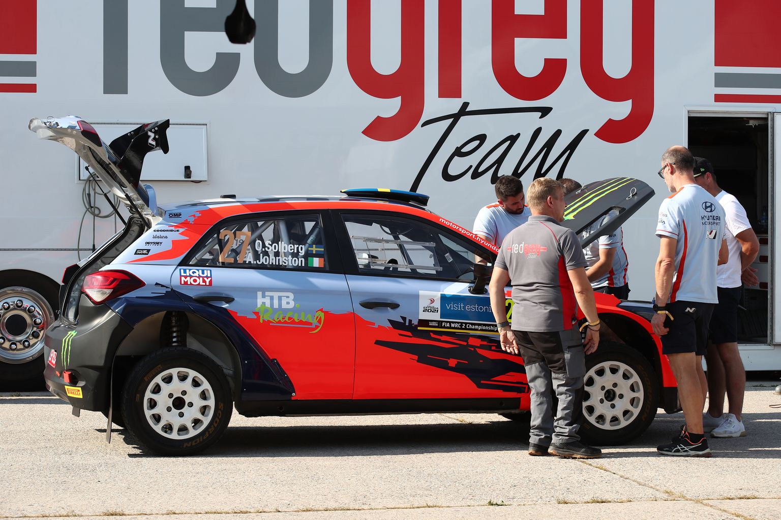 RedGrey meeskond 2021. aastal Rally Estonial, fotol Oliver Solbergi R5-auto.