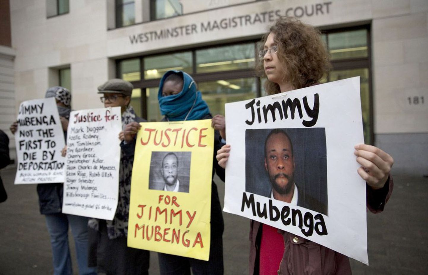 Jimmy Mubenga toetajad eile Westminsteri magistraadikohtu ees Londonis, kus kolme G4Si endist töötajat süüdistatakse Mubenga surmas.