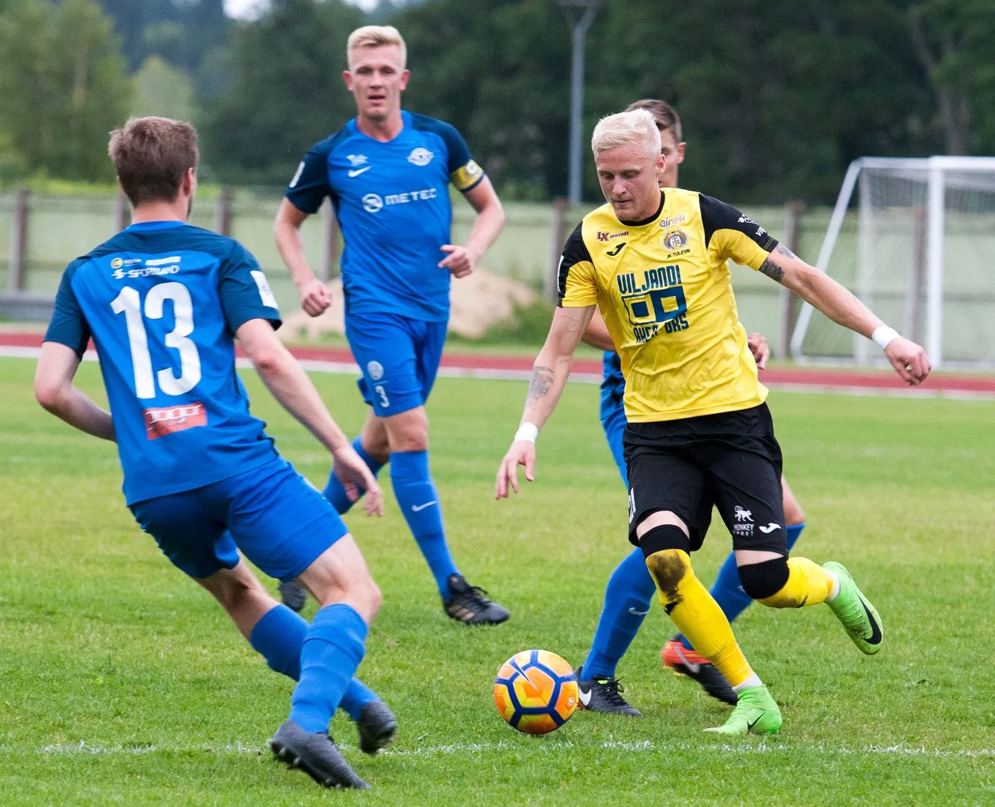 Kaarel Kiidron (keskel) raputas endale kohtumise järel tuhka pähe.