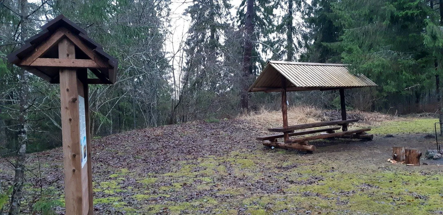 Äntu matkaraja ääres uuendati kolm katusega istumiskohta.