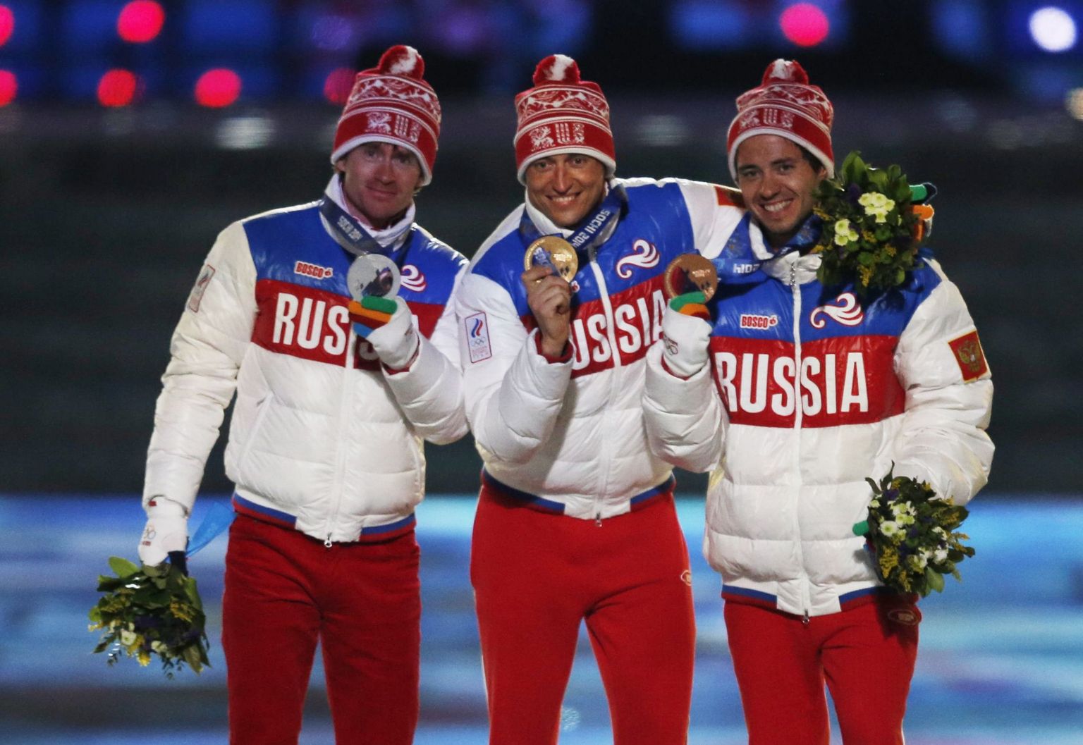 Sotši olümpiamängude meeste 50 km eraldistardist sõidu esialgsed medalimehed. Vasakult: Maksim Võlegžanin, Aleksandr Legkov, Ilja Tšernussov.