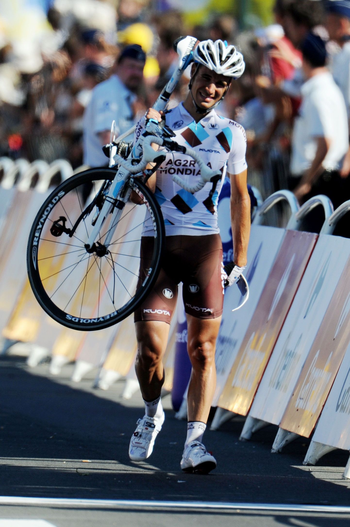 Lloyd Mondory pärast kukkumist 2010. aasta Tour de France'i etapil.