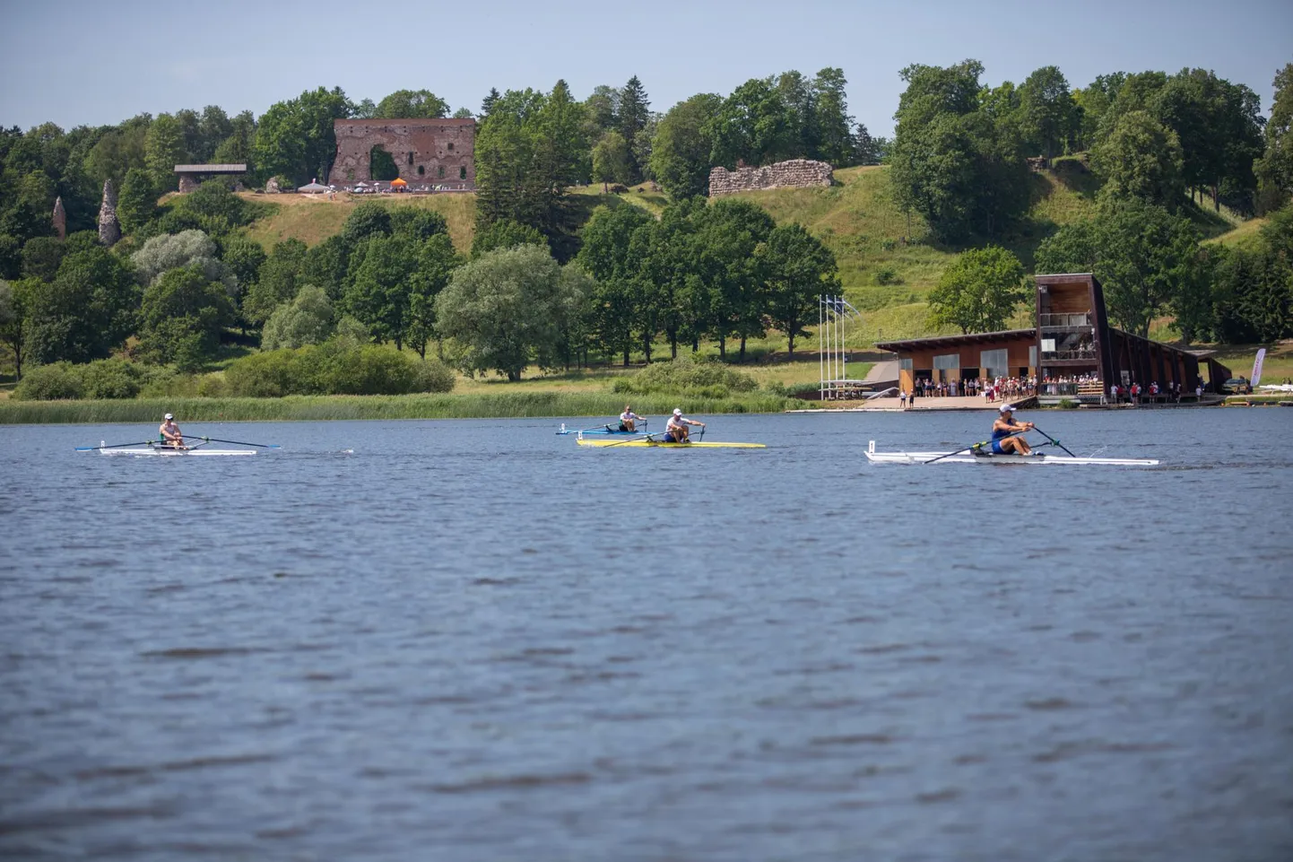 Sel nädalavahetusel peetakse Viljandi järvel sõudevõistlusi: täna õhtul jagatakse Baltimaade ning laupäeval ja pühapäeval Eesti meistri tiitleid. Foto on klõpsatud juuli algul asetleidnud Viljandi Paadimehe võistluselt.