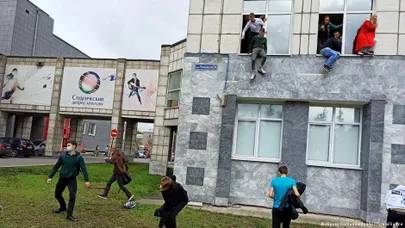 Студенты выпрыгивали из окон второго этажа, пытаясь спастись