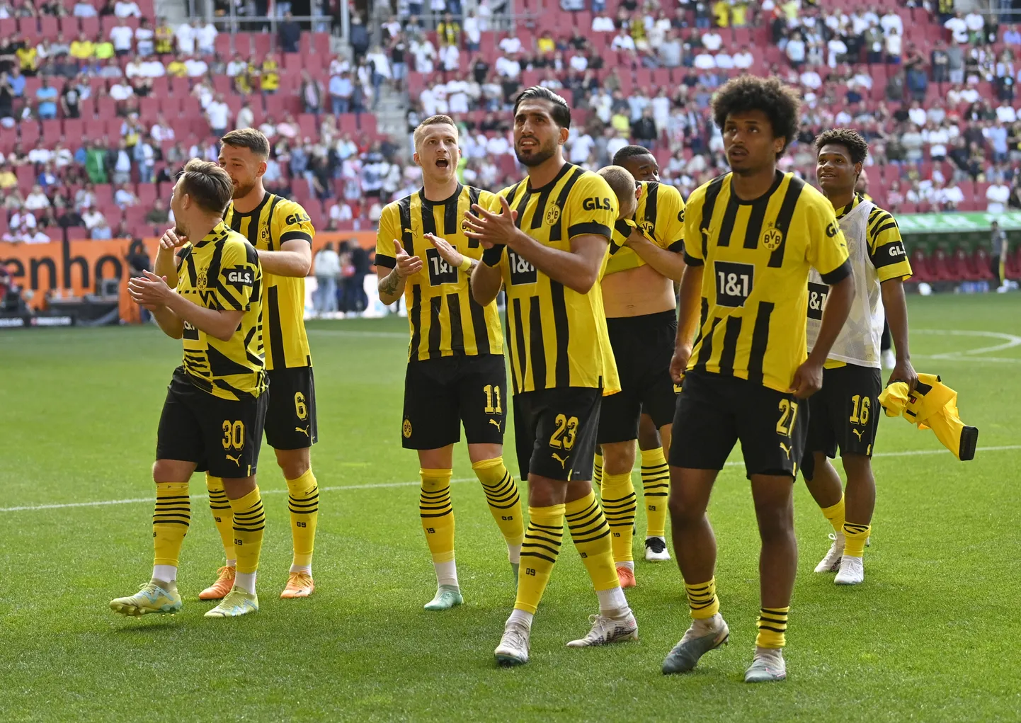 Juubeldavad Dortmundi Borussia mängijad pärast võitu Augsburgi vastu.