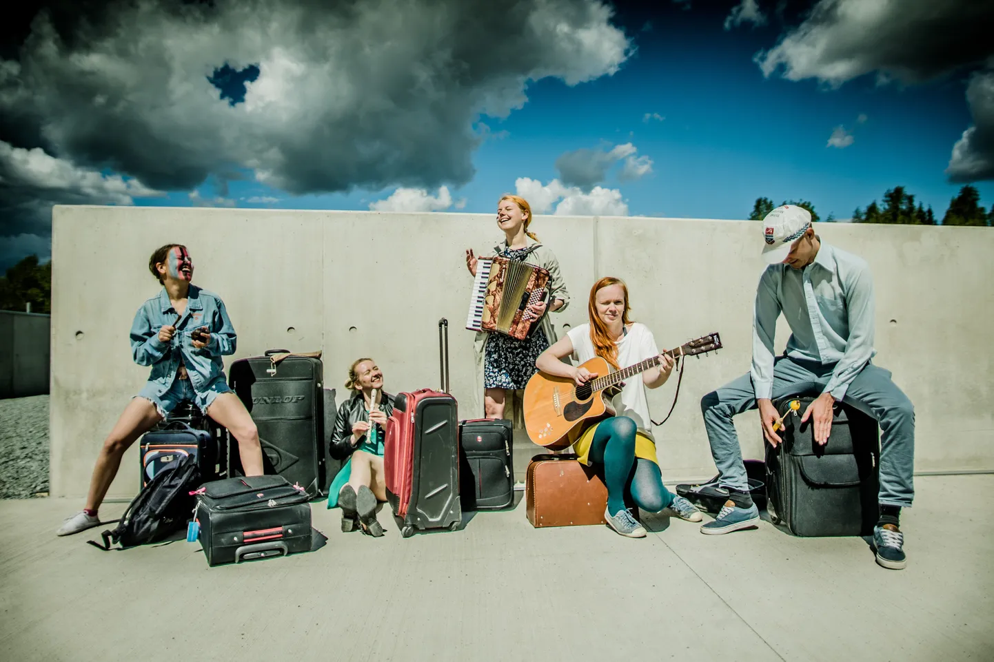 Lavastust «Kaksismaa/ Kaksoismaa» mängiteakse Eesti Rahva Muuseumi Viinaköögis, fotol Birgit Landberg, Liina Leinberg, Laura Niils, Kaija M. Kalvet, Mihkel Kallaste.